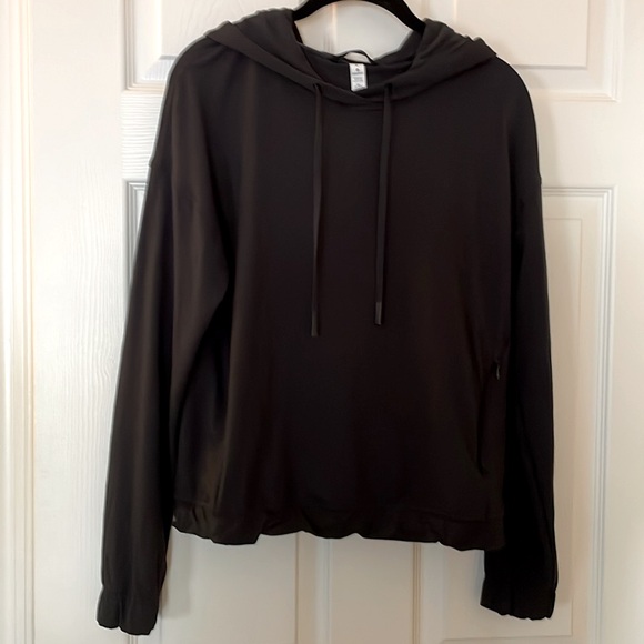 Lululemon: Twisted and Tucked Pull-Over Hoodie - Picture 3 of 10